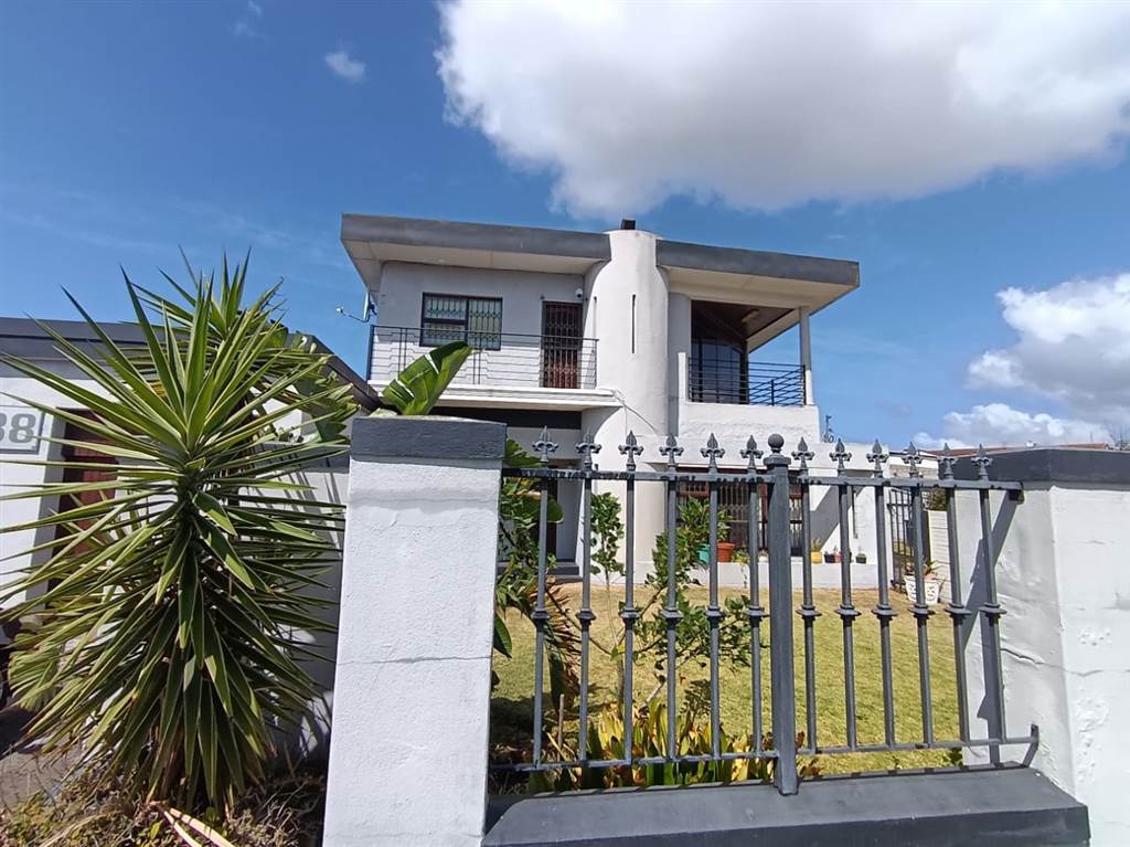 5 Bed House in Grassy Park photo number 2