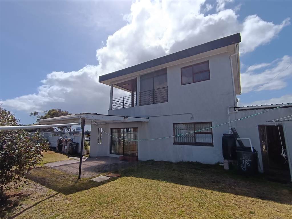 5 Bed House in Grassy Park photo number 3
