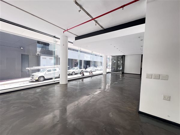 724  m² Commercial space