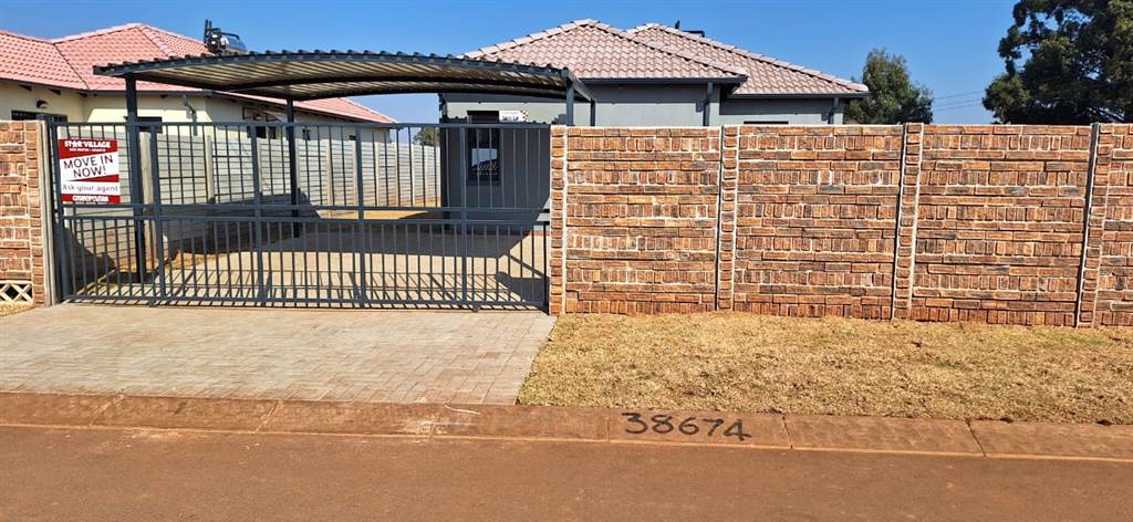 4 Bed House in Pimville photo number 3