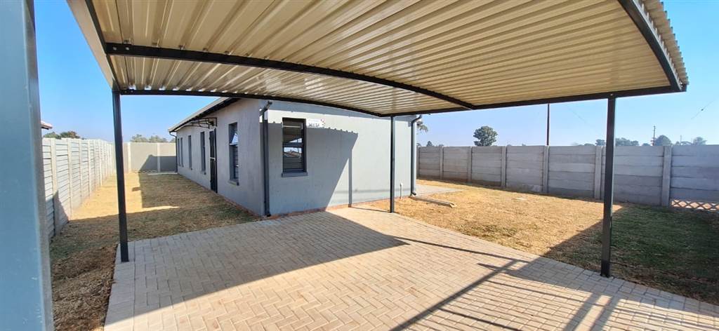 4 Bed House in Pimville photo number 4