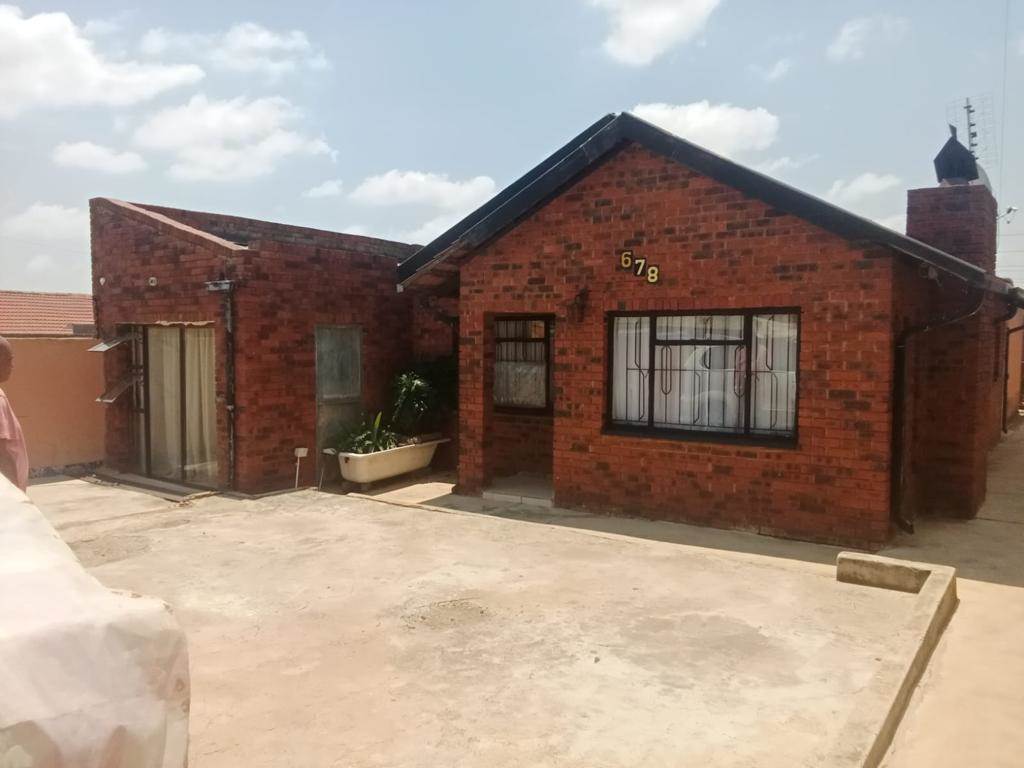 8 Bed House in Emdeni photo number 2