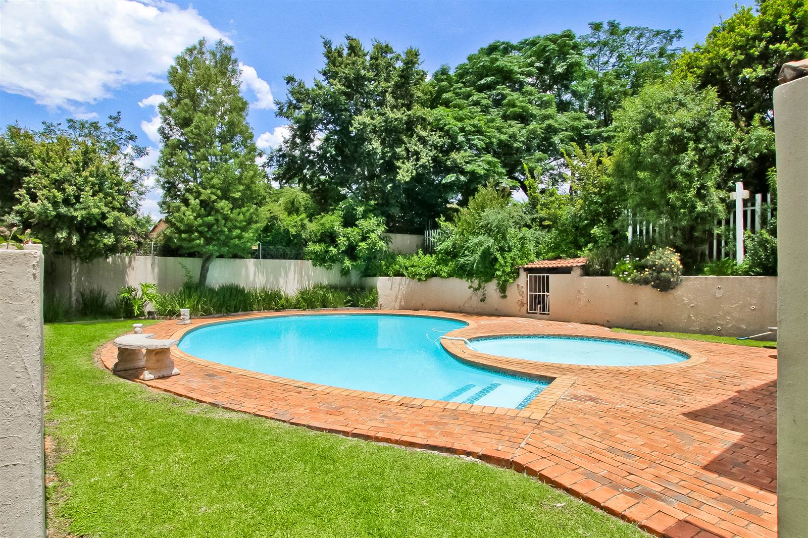 3 Bed Townhouse in Corlett Gardens photo number 24