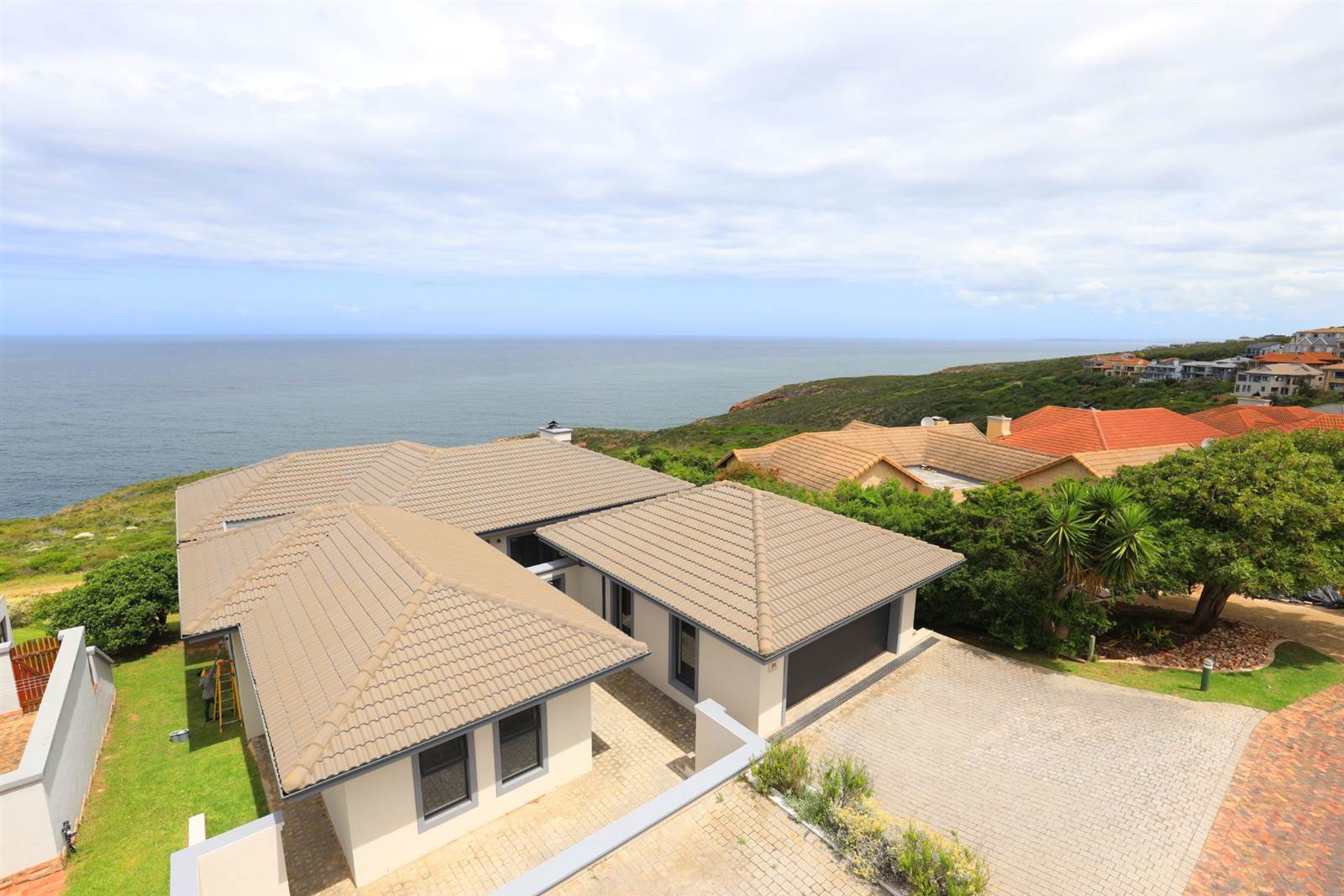 3 Bed House in Mossel Bay Golf Estate photo number 3