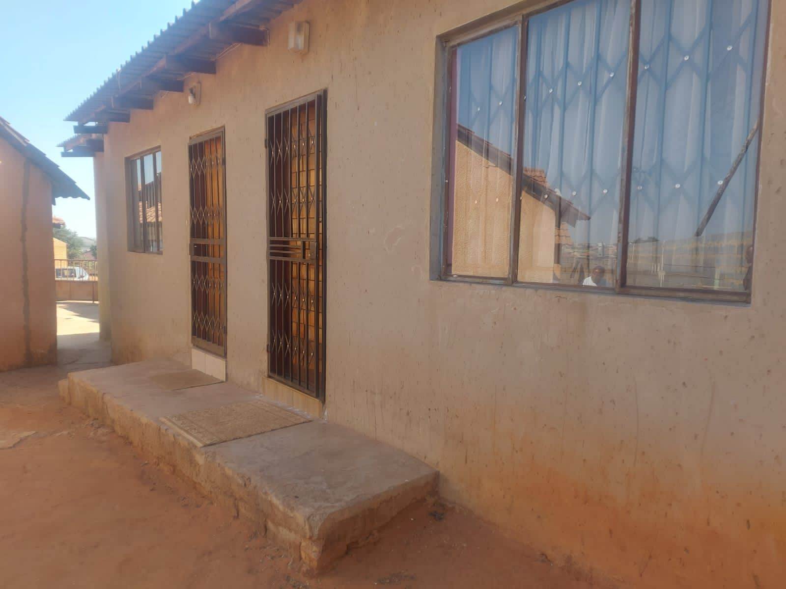 3 Bed House in Kagiso photo number 10