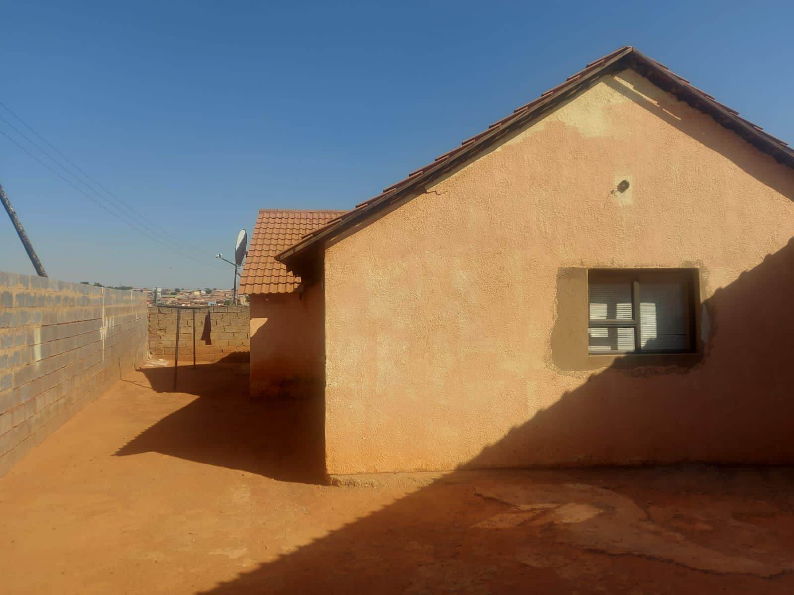 3 Bed House in Kagiso photo number 11