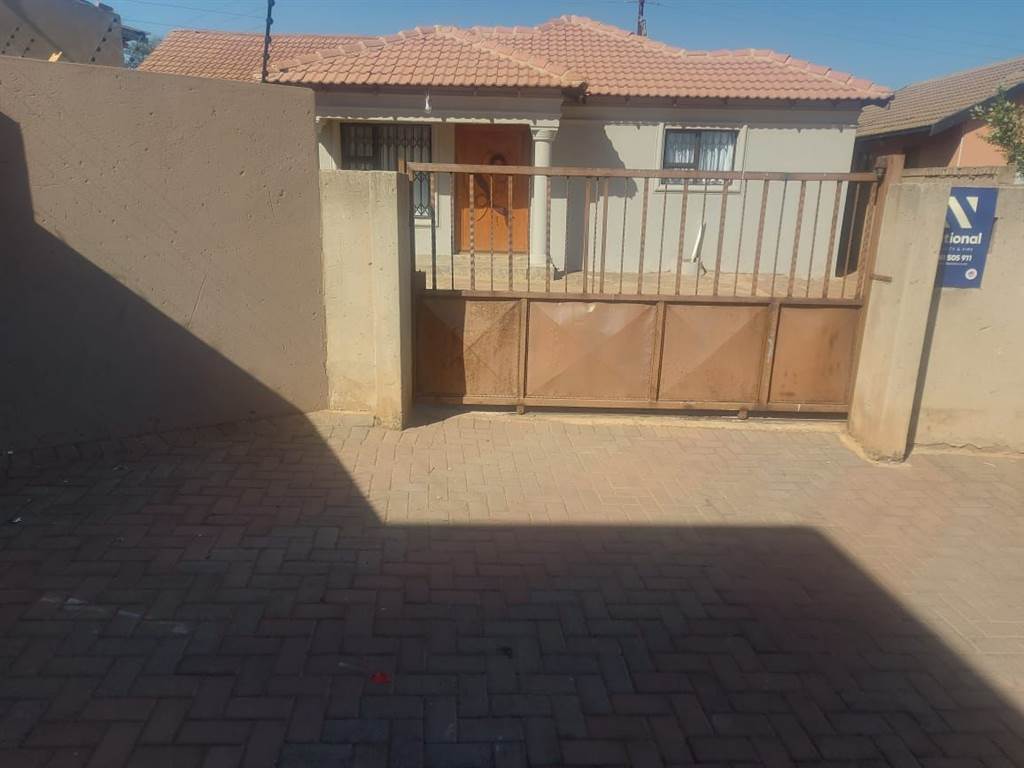 3 Bed House in Kagiso photo number 1