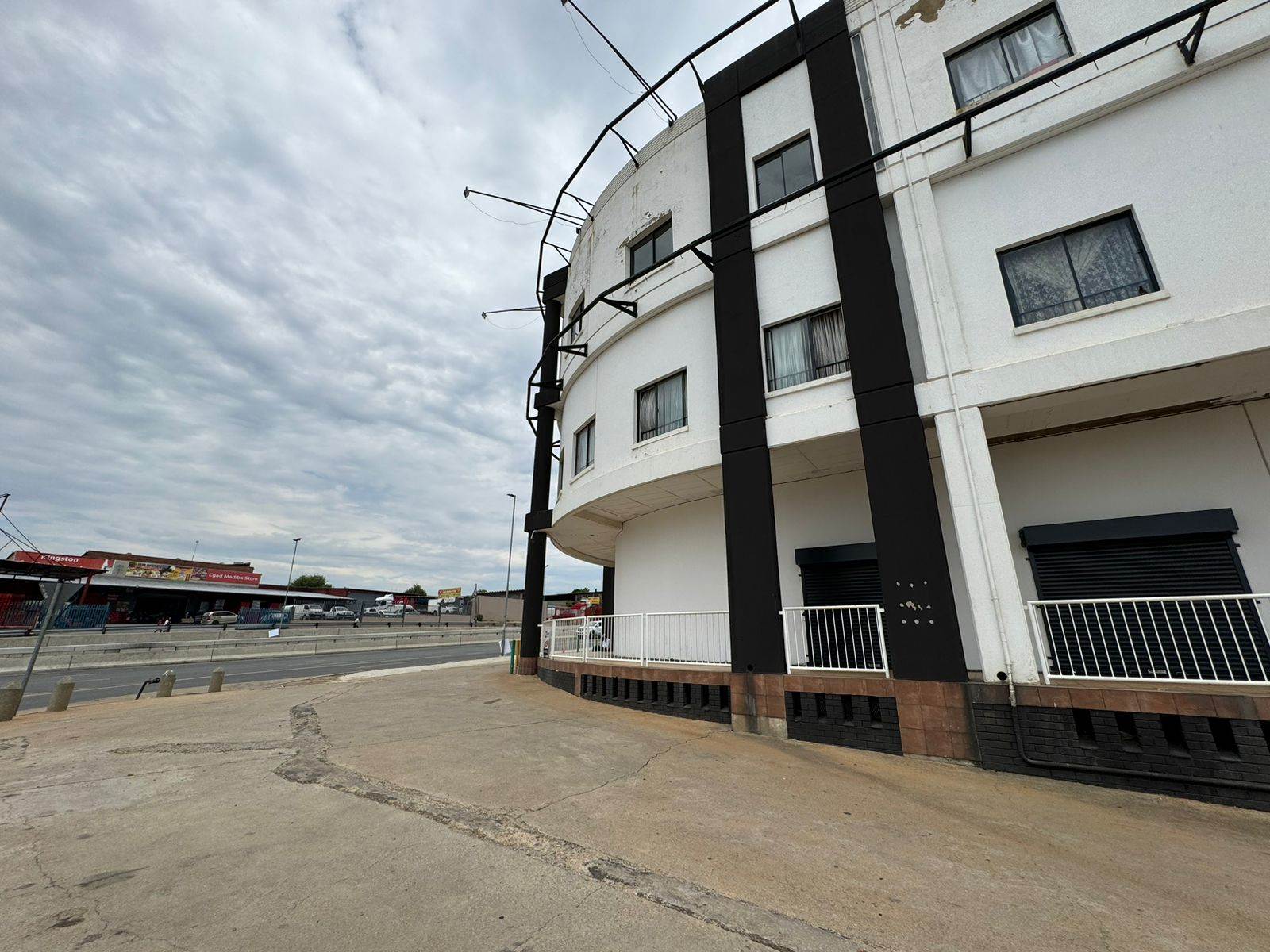 34.4  m² Commercial space in Wynberg photo number 3