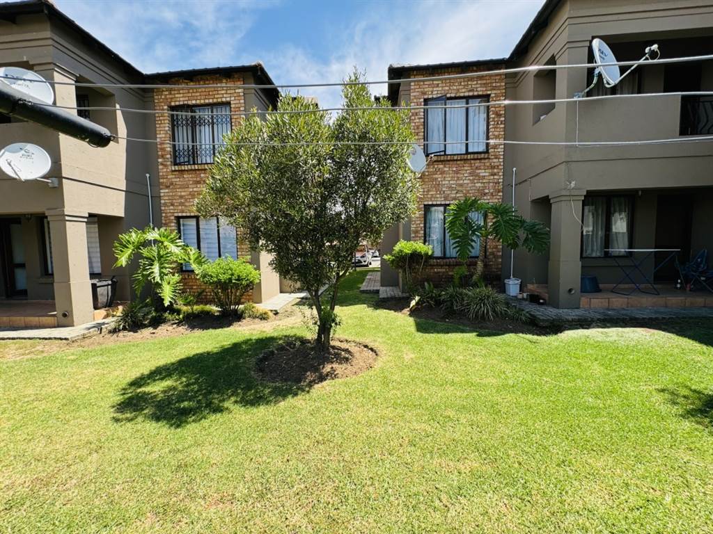 2 Bed Townhouse in Helderwyk photo number 9