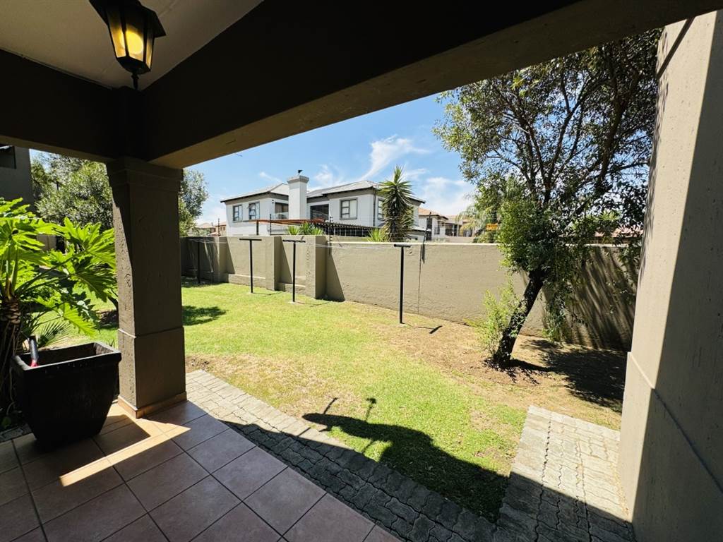 2 Bed Townhouse in Helderwyk photo number 10