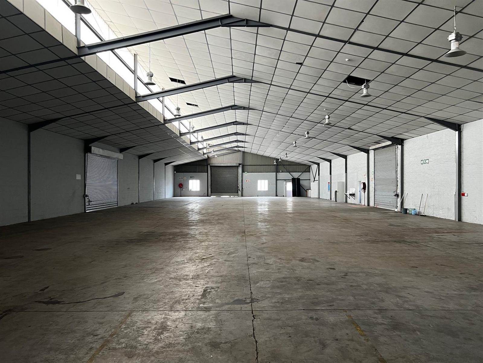 2400  m² Industrial space in Airport Industria photo number 5
