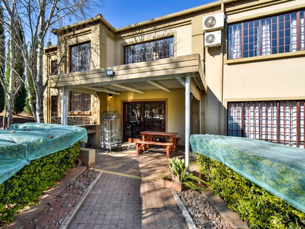 6 Bedroom House