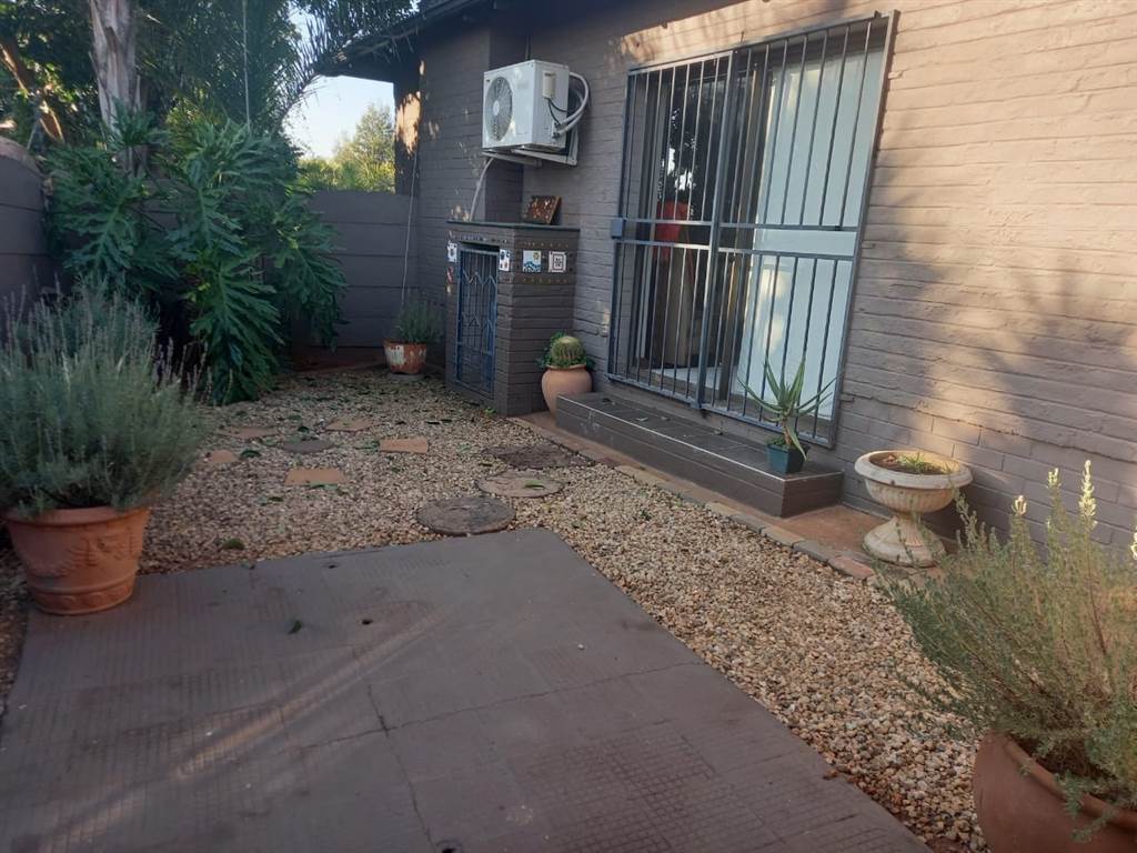 3 Bed House in Carletonville photo number 15