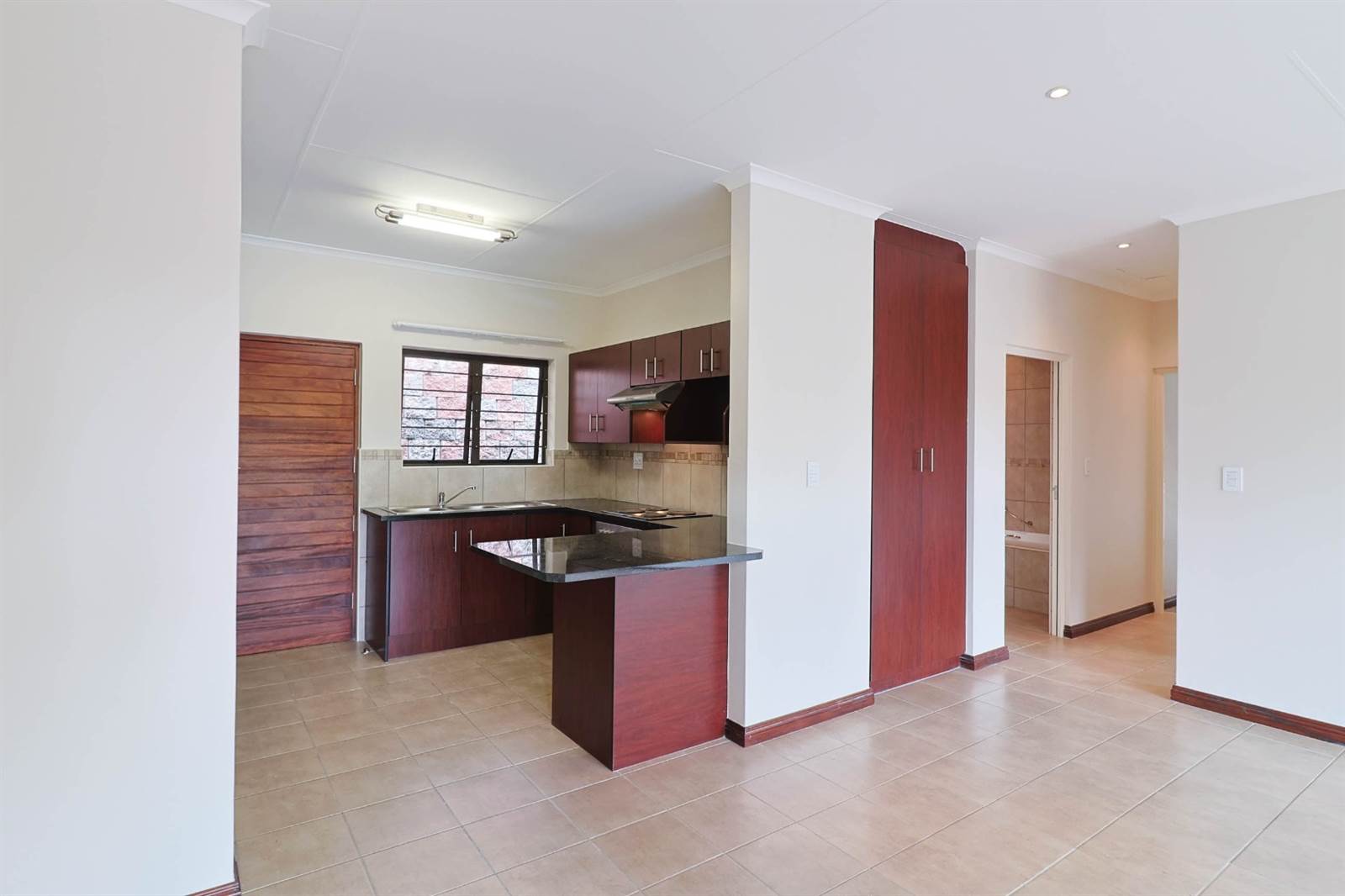2 Bed Townhouse in Olivedale photo number 5