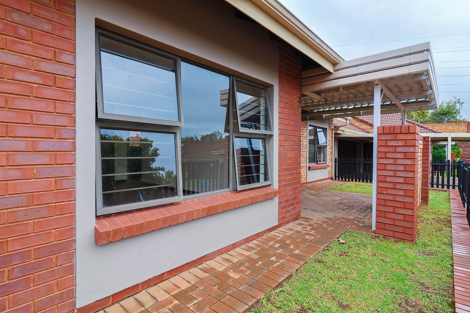 2 Bed Townhouse in Olivedale photo number 3