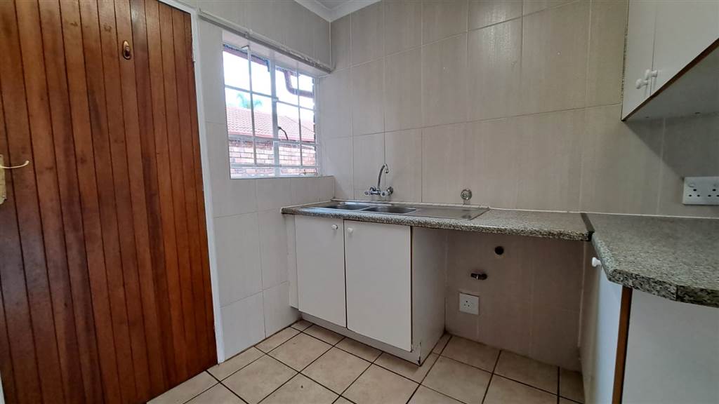 2 Bed Townhouse in Highveld photo number 5