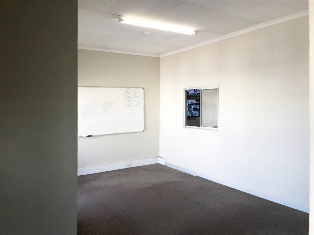 135  m² Office Space in Hughes photo number 3