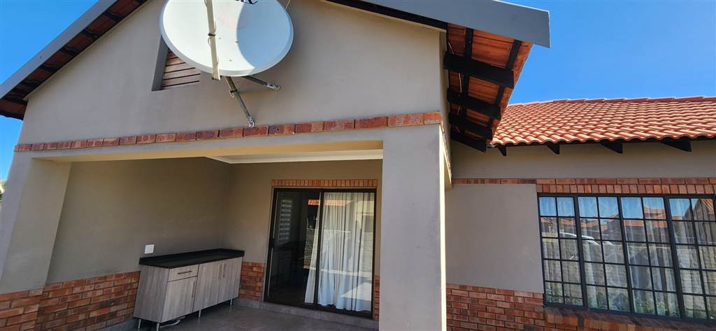 3 Bed House in Waterkloof East photo number 4