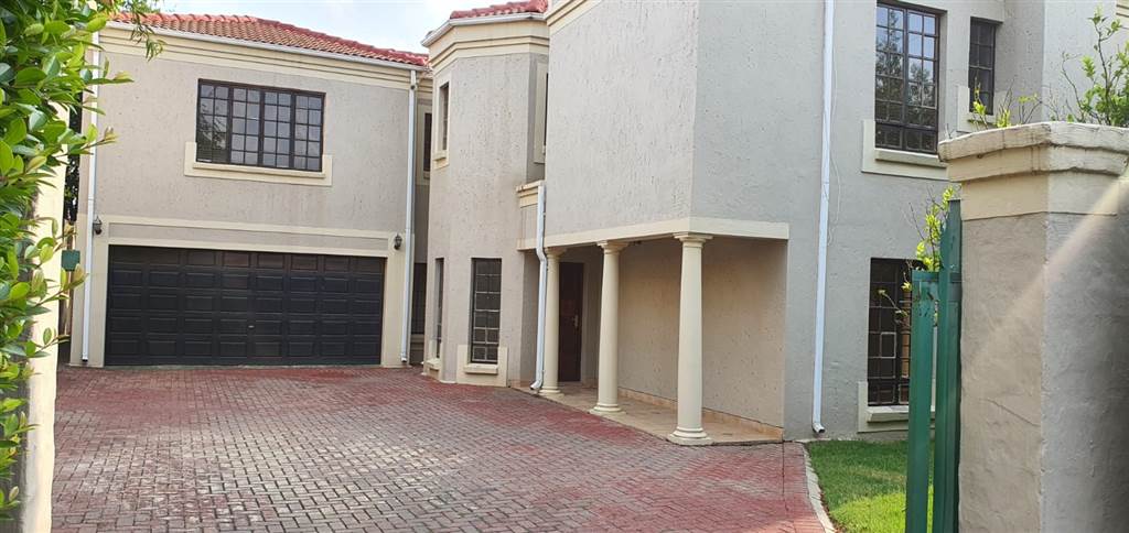5 Bed House in Kyalami AH photo number 2