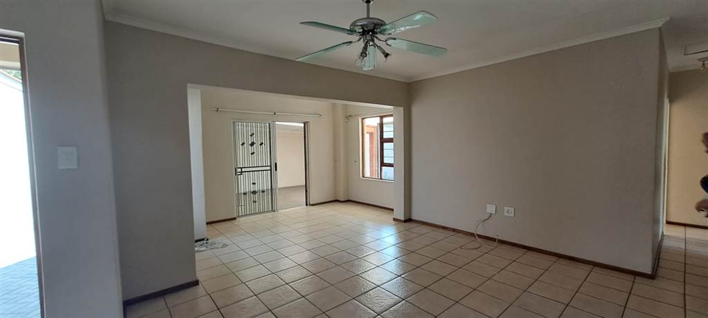 4 Bed Townhouse in Meyersdal photo number 4