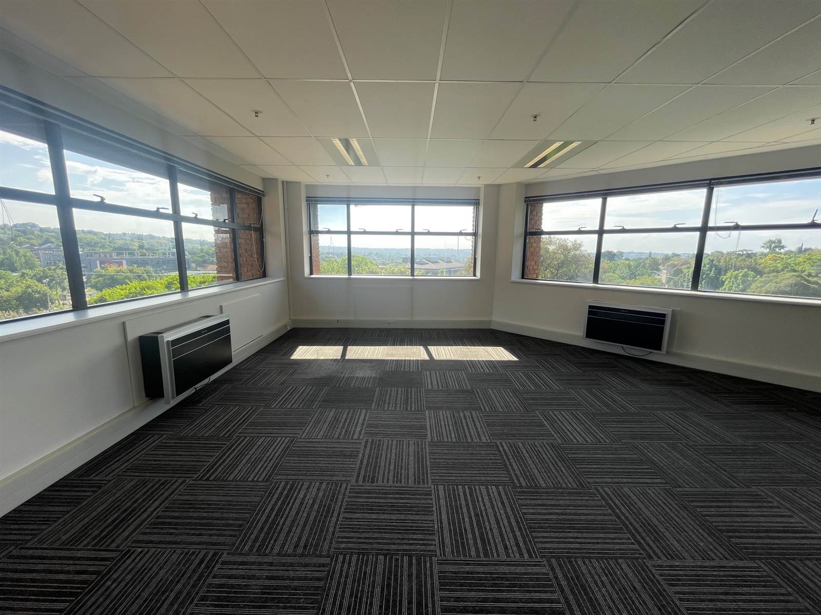 665  m² Commercial space in Sandhurst photo number 2