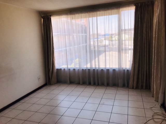2 Bed Flat in Rosettenville photo number 4