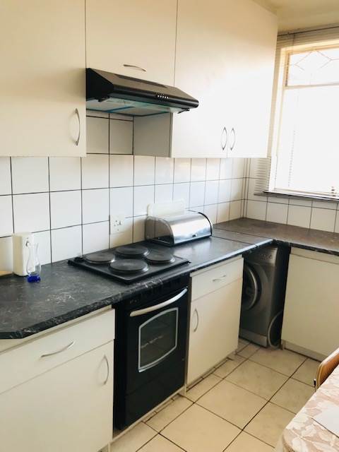2 Bed Flat in Rosettenville photo number 2