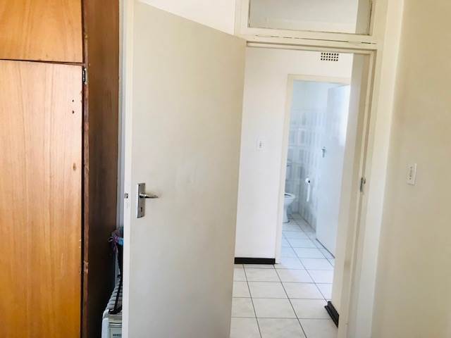 2 Bed Flat in Rosettenville photo number 8