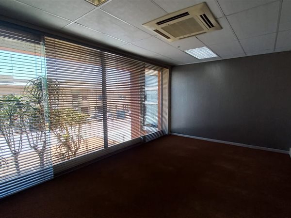 162  m² Commercial space