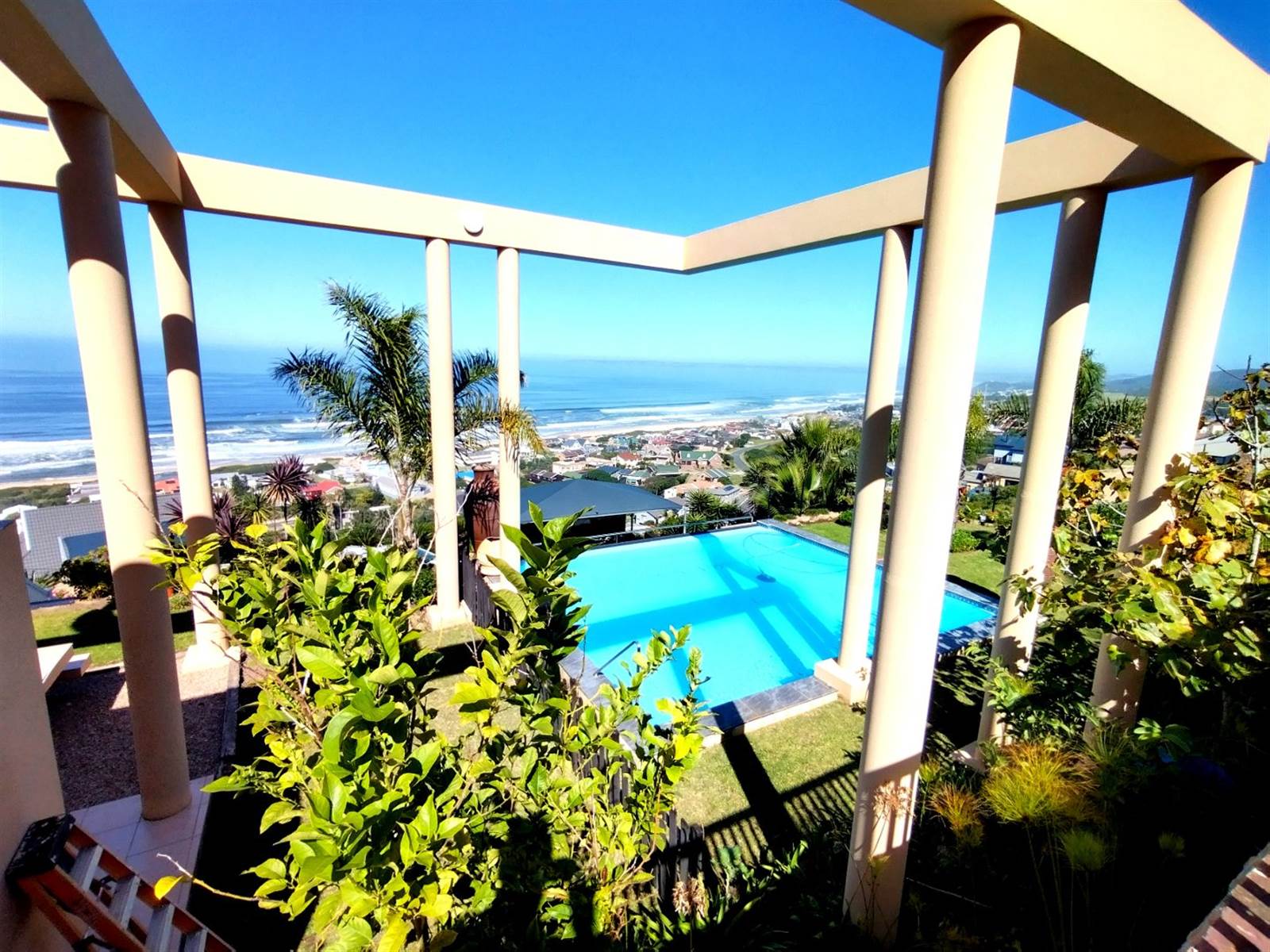 7 Bed House in Outeniqua Strand photo number 3