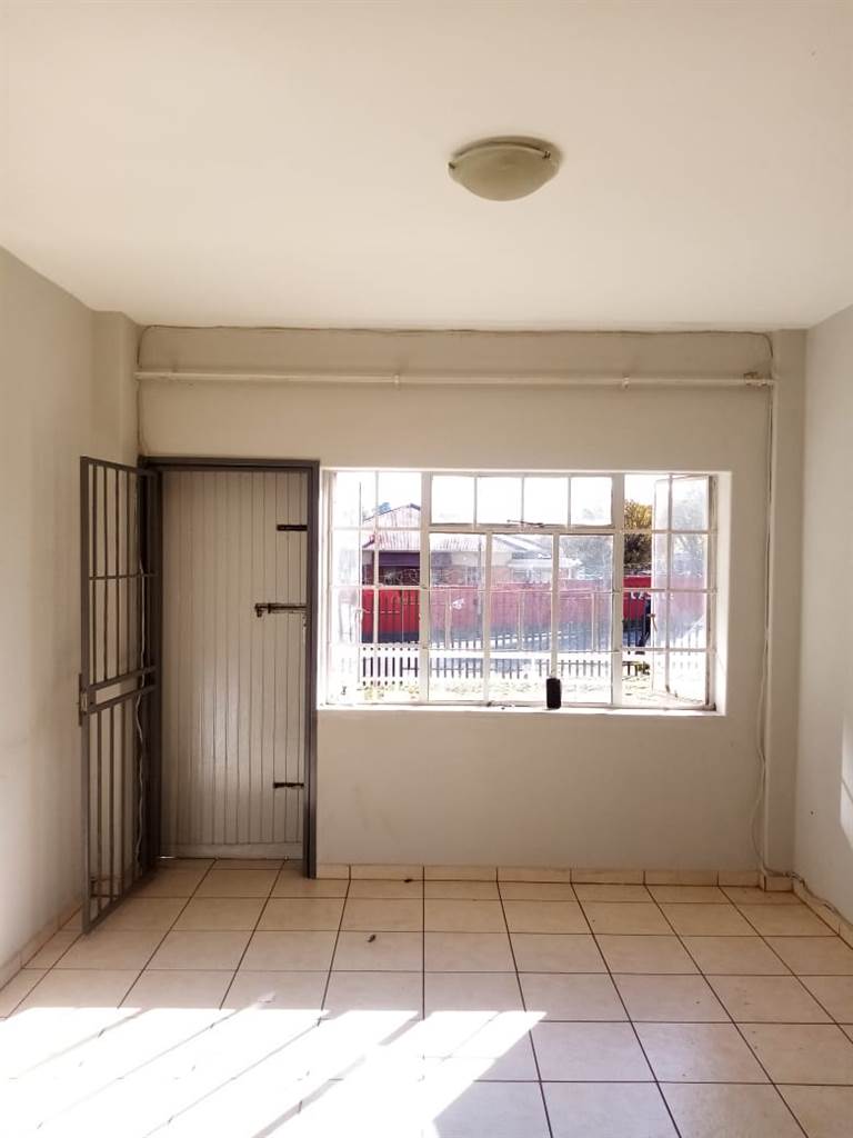 2 Bed Apartment in Rosettenville photo number 4