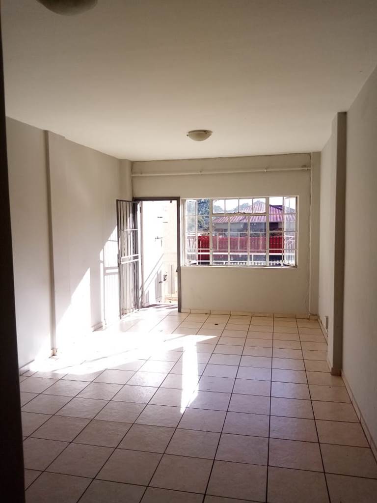 2 Bed Apartment in Rosettenville photo number 6
