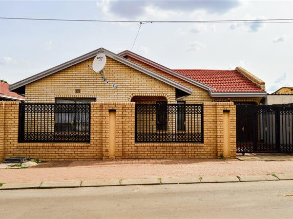 3 Bed House in Molapo