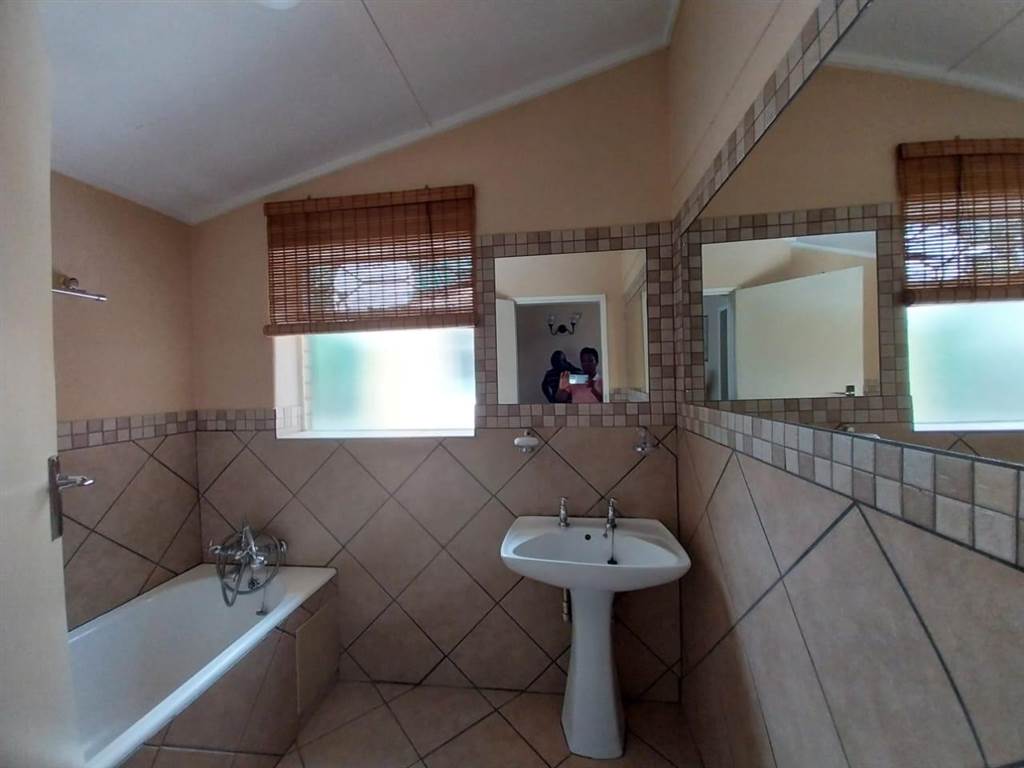 2 Bed Townhouse in Benoni Central photo number 17