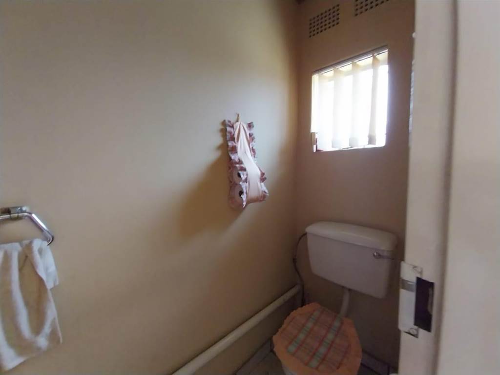 2 Bed Townhouse in Benoni Central photo number 15