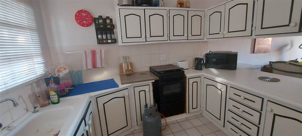 2 Bed Apartment in Pellissier photo number 5