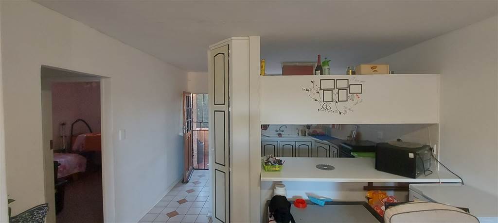 2 Bed Apartment in Pellissier photo number 8