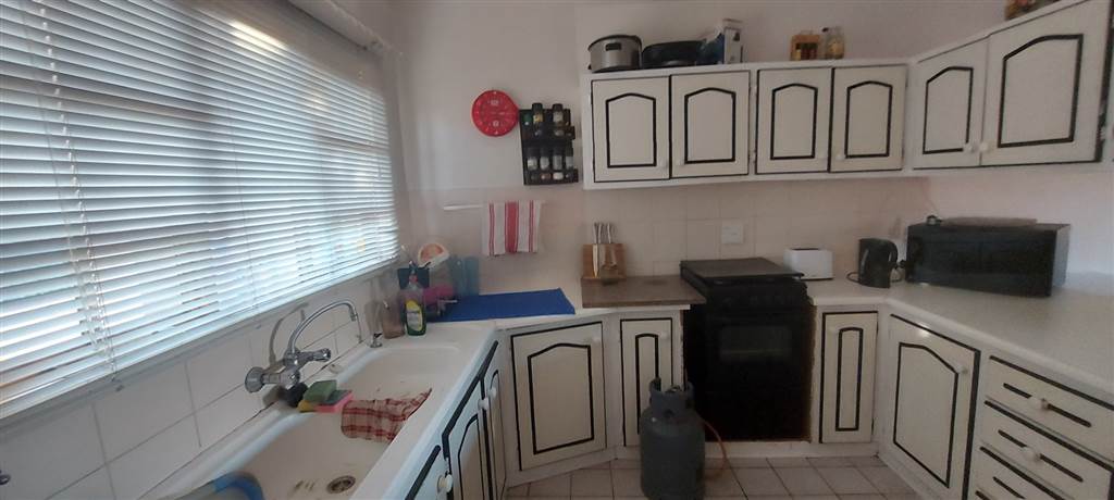 2 Bed Apartment in Pellissier photo number 4