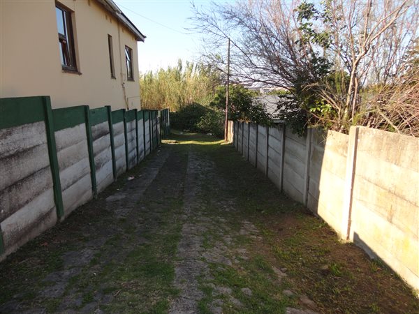 831 m² Land