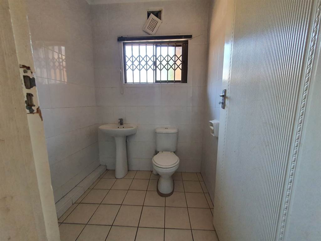 8 Bed House in Mobeni photo number 22