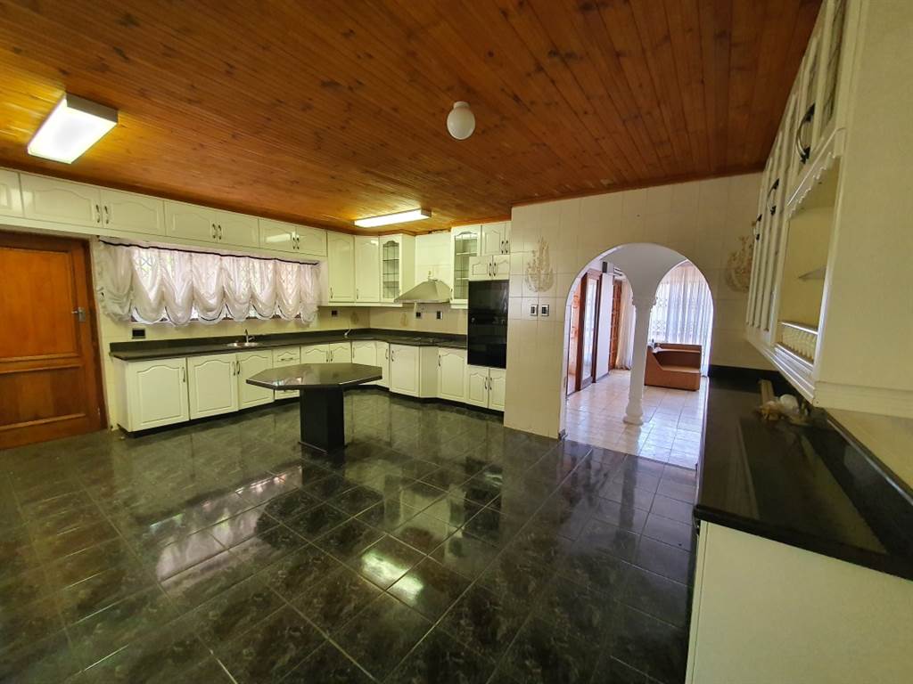 8 Bed House in Mobeni photo number 4