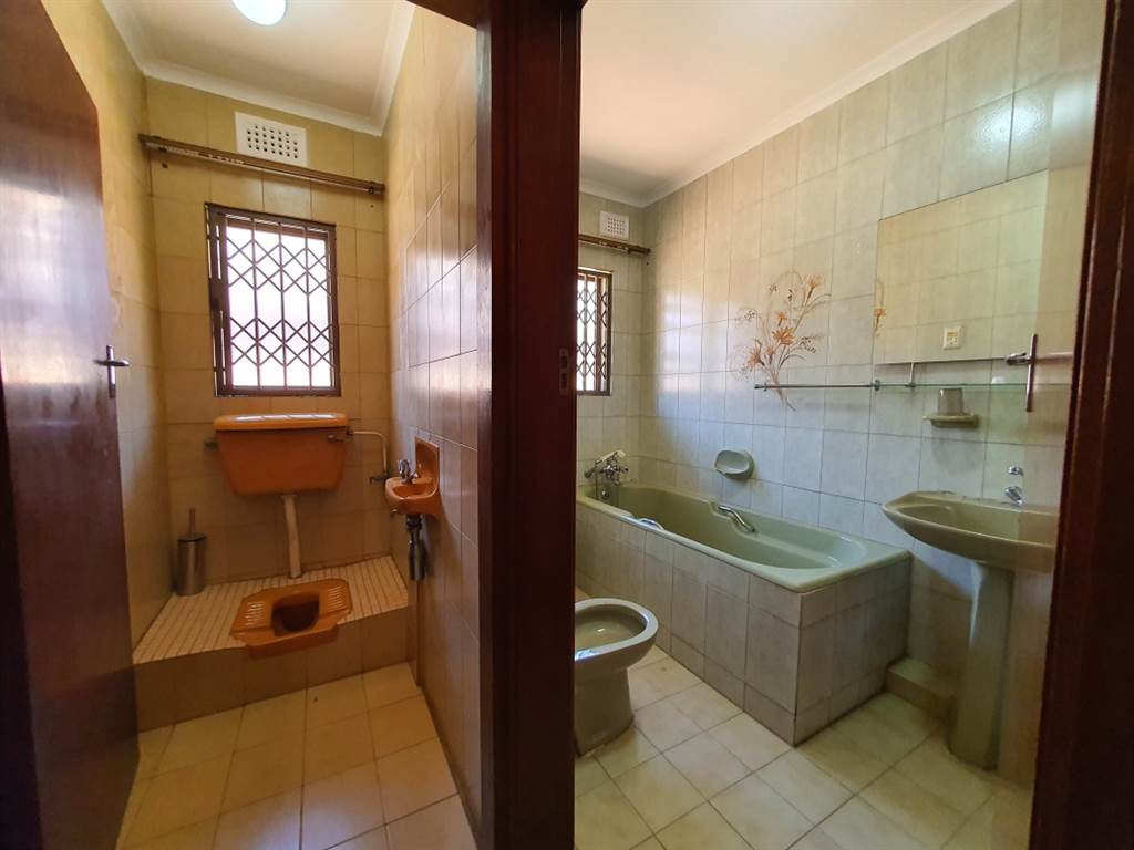 8 Bed House in Mobeni photo number 15