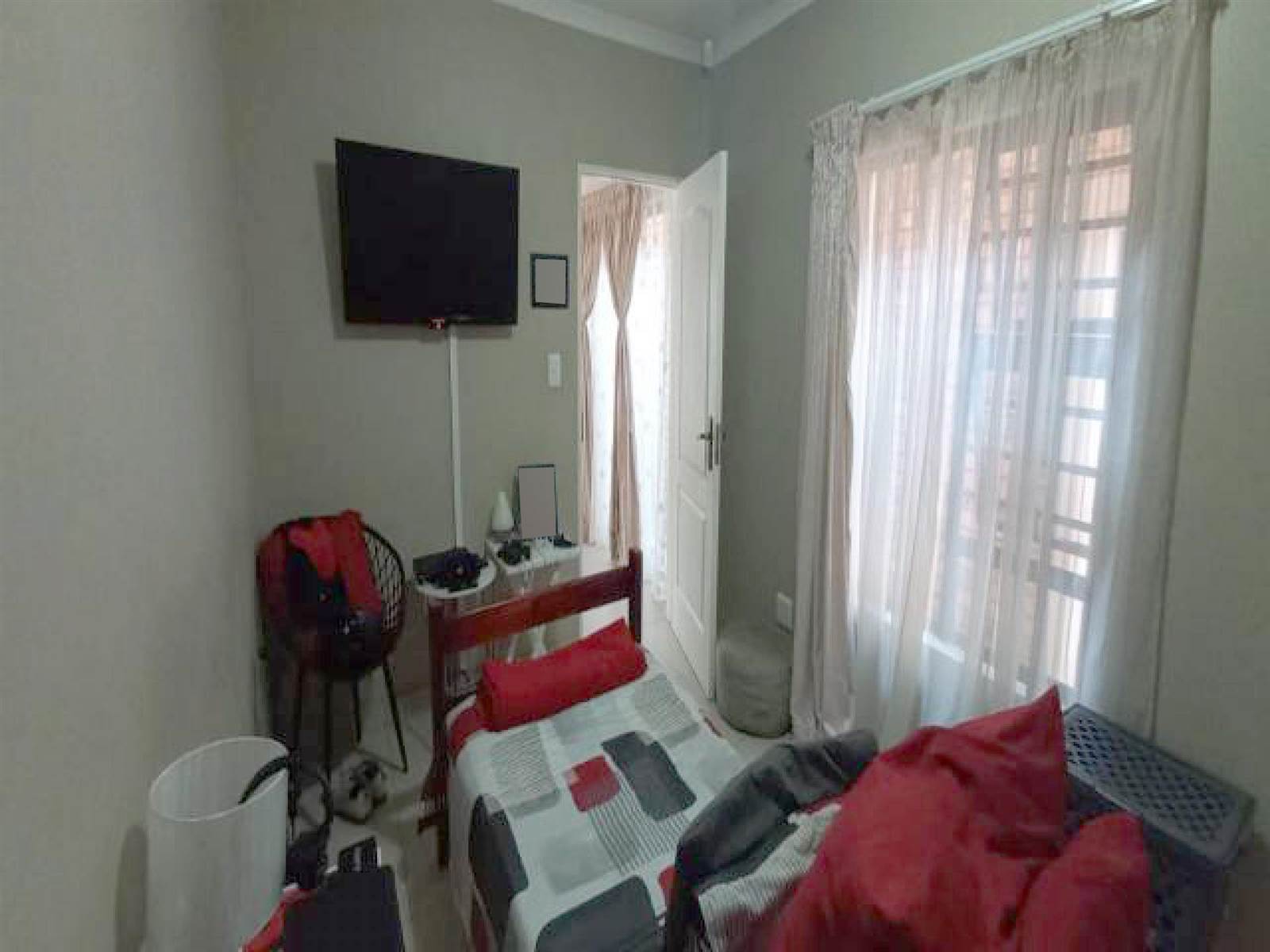 2 Bed House in Kimberley Central photo number 8