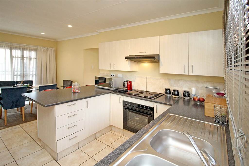 2 Bed Apartment in Witfield photo number 3