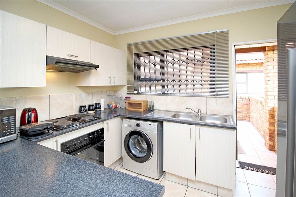 2 Bed Apartment in Witfield photo number 2