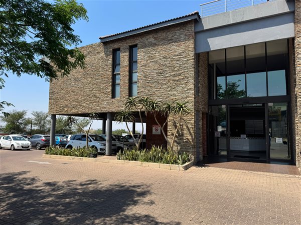 302  m² Commercial space