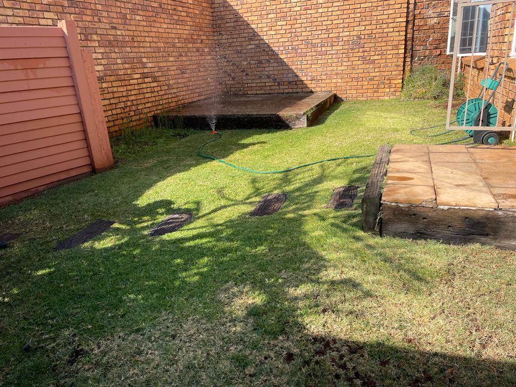 2 Bed Townhouse in Garsfontein photo number 21
