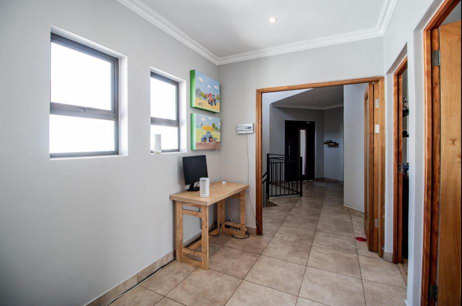 4 Bed House in Greenstone Hill photo number 20