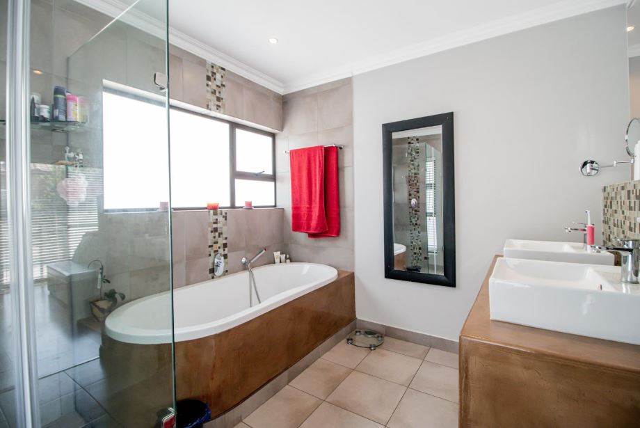 4 Bed House in Greenstone Hill photo number 19