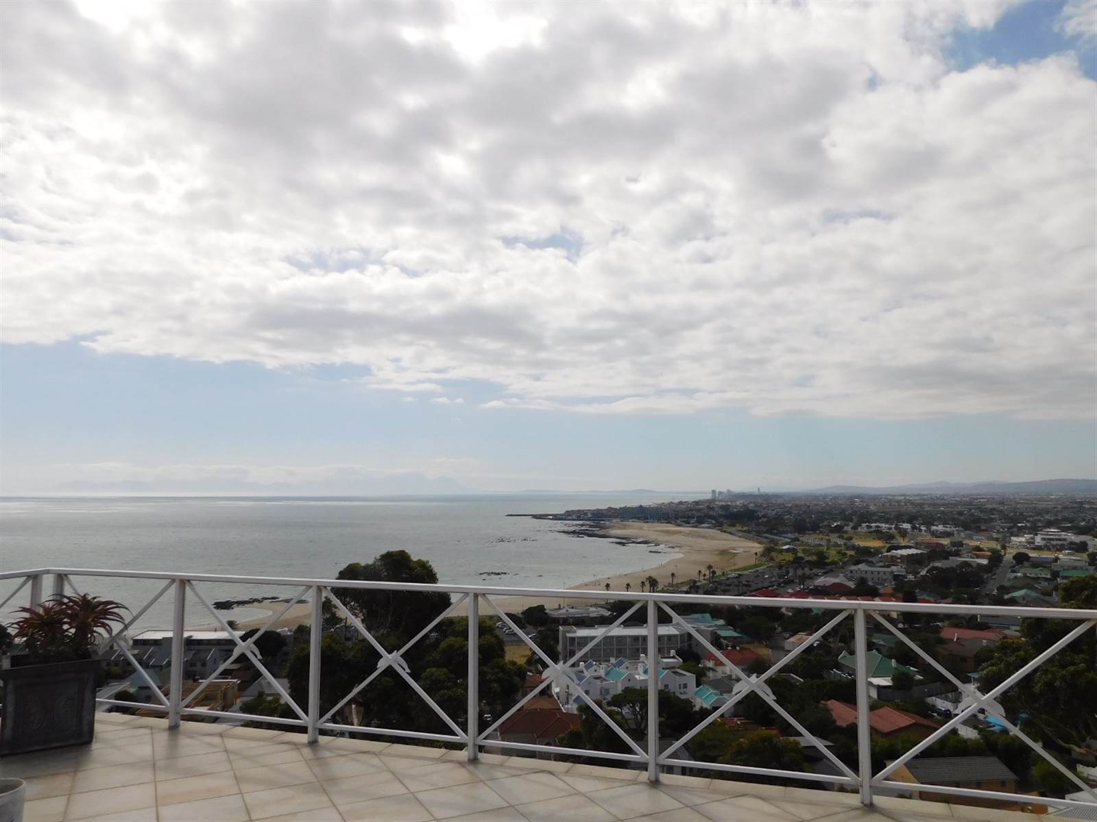 6 Bed House in Gordons Bay Central photo number 1